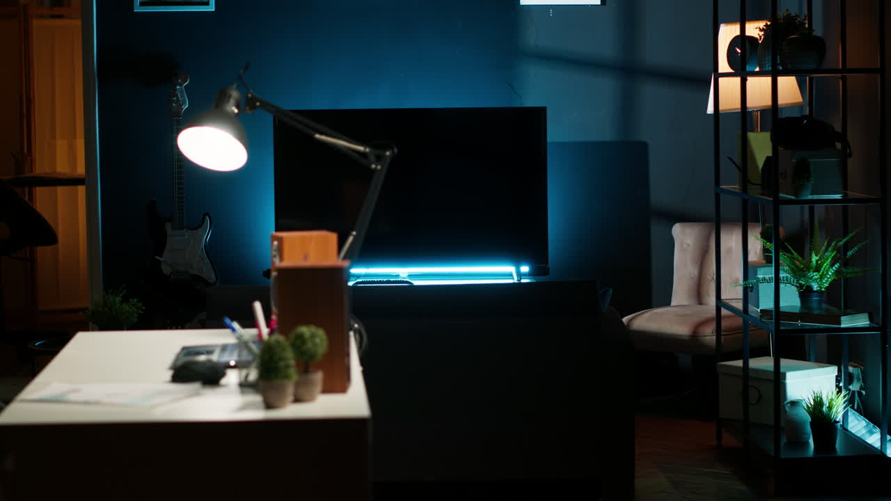 oficina en casa contemporánea en un apartamento urbano decorado con muebles de madera