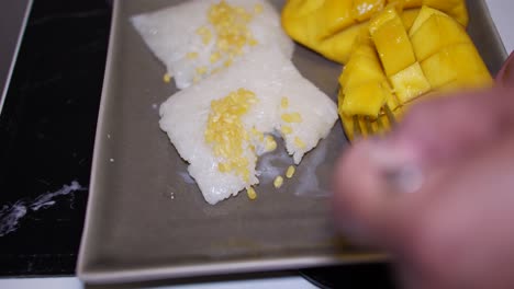 Auténtico-Arroz-Pegajoso-Con-Mango-Tailandés-En-Bangkok