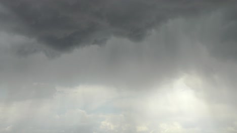 Zeitraffer-Aus-Einem-Niedrigen-Winkel-Mit-Sich-Bewegenden-Wolken-Und-Wechselndem-Wetter