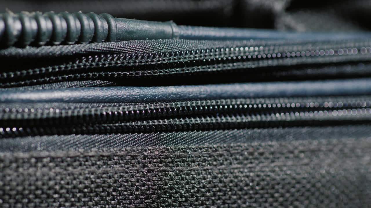 도로 여행 가방에 지퍼로 클로즈업