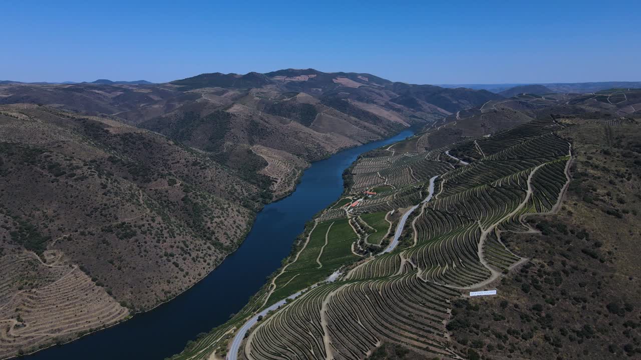 Vista aerea di valli di vigneti nella regione settentrionale del Portogallo.