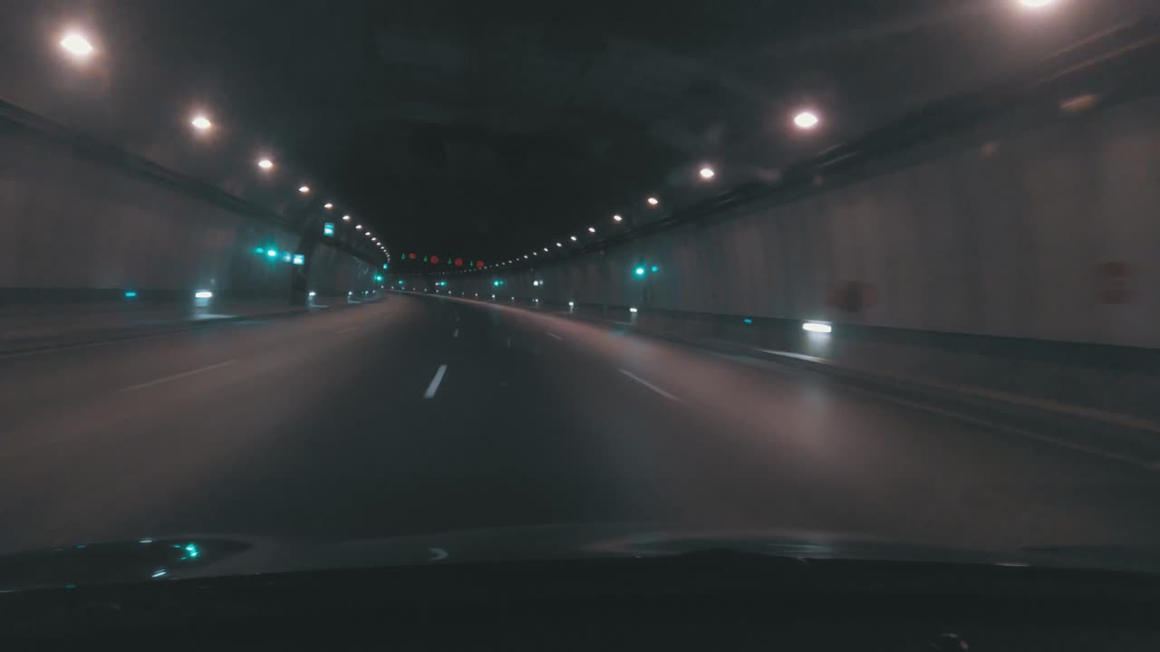 밤에 터널에서 운전