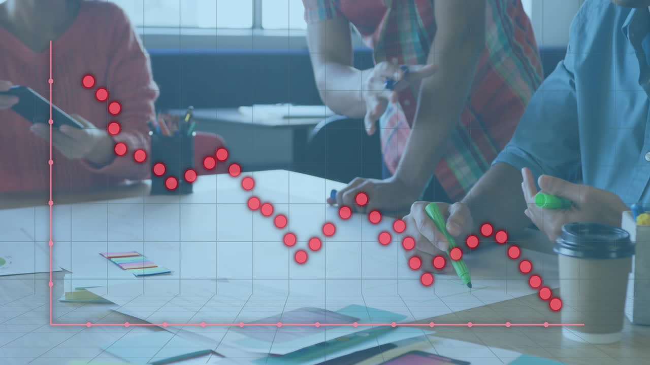 animación del procesamiento de datos financieros sobre diversas personas de negocios que se reúnen en la oficina