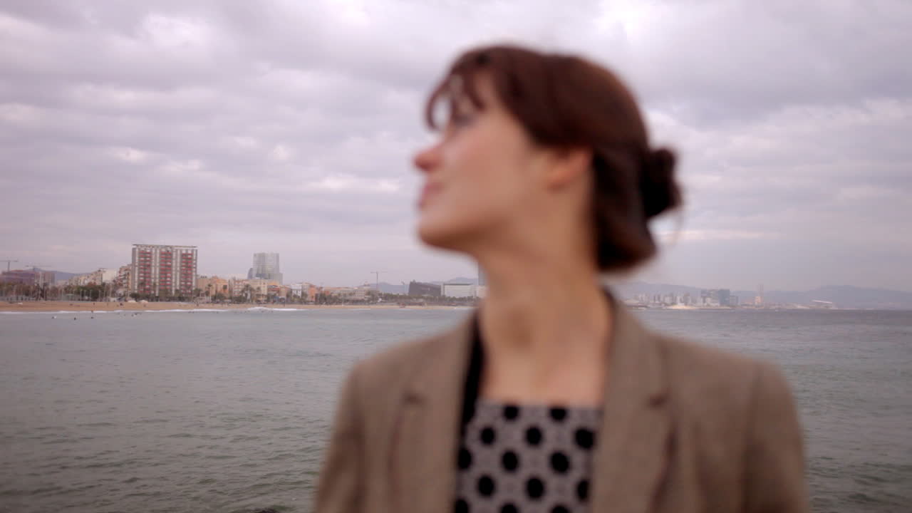 09 외부의 젊은 여성