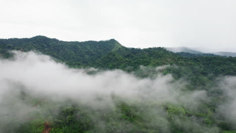 Vista-Aérea-Brumosa-De-Colinas-Boscosas-En-El-Paisaje-Tropical