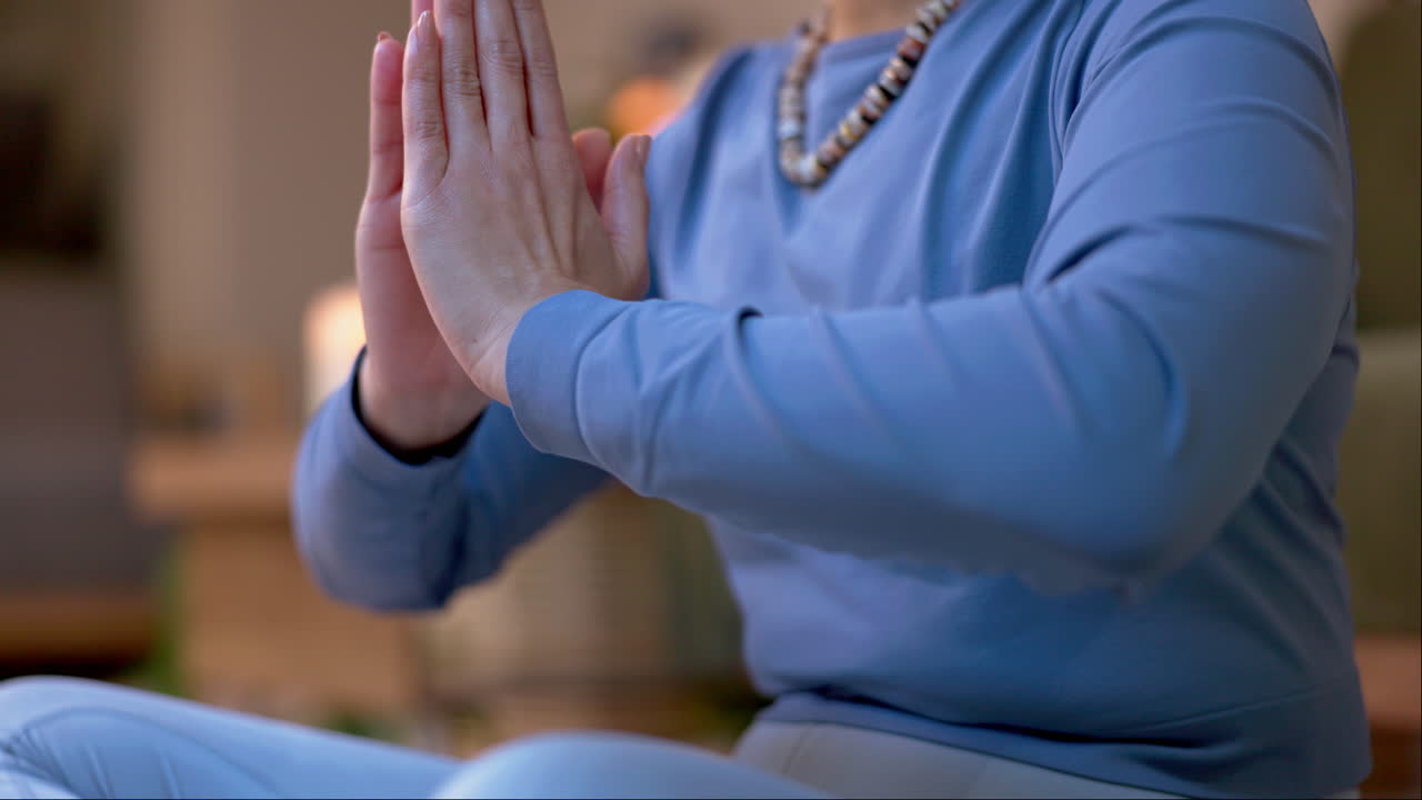 Mani, meditazione yoga o donna in posizione di preghiera