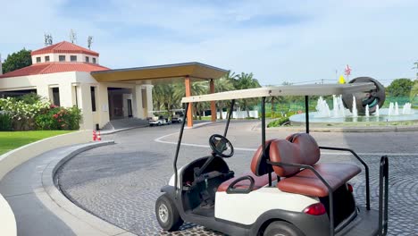 el carro de golf se mueve cerca de la entrada del golf de la ciudad de thana.