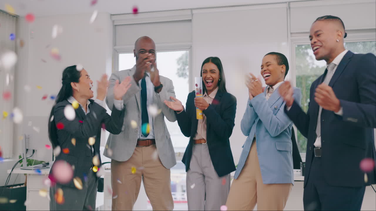 비즈니스 사람들, 콘페티와 박수와 함께 그룹