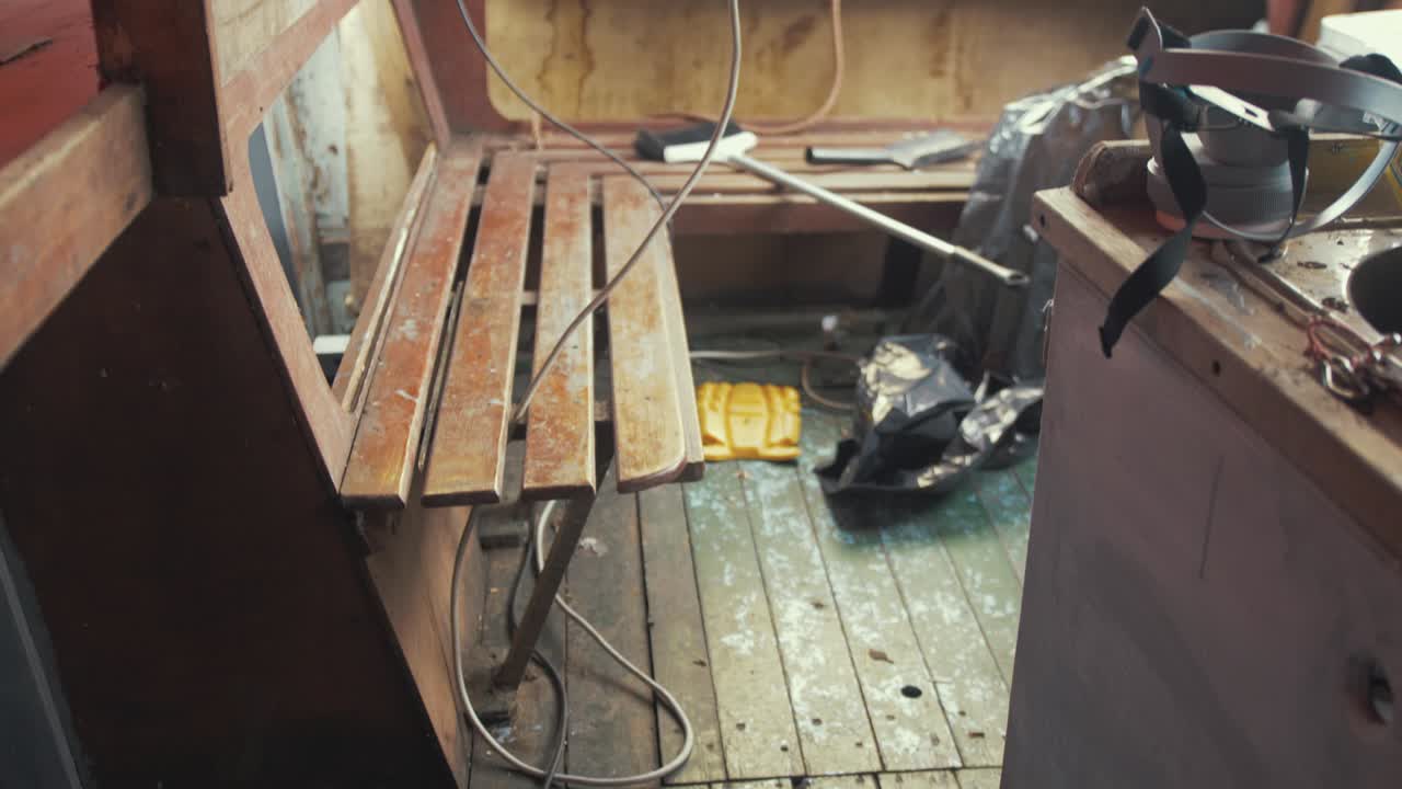 내부 나무 보트 선실 공개. 위로 기울이기