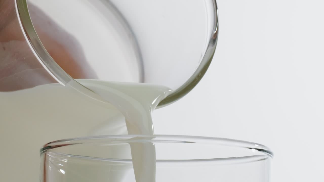 молоко наливается в стакан