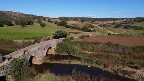 gente caminando sobre el puente romano de idanha a velha, portugal