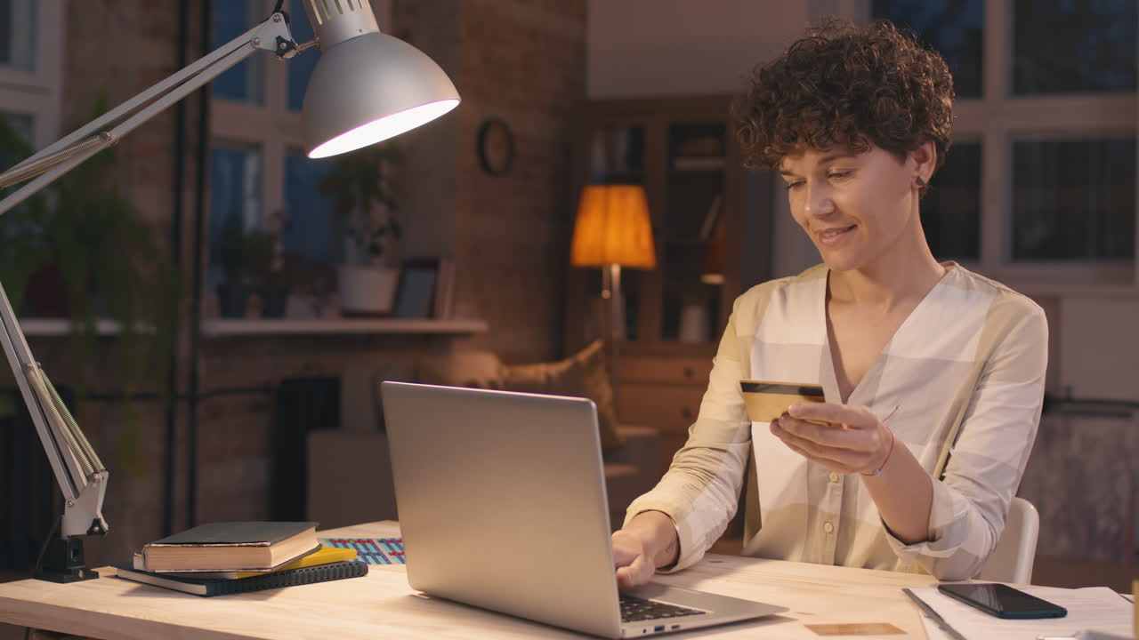 mujer comprando en línea por la noche