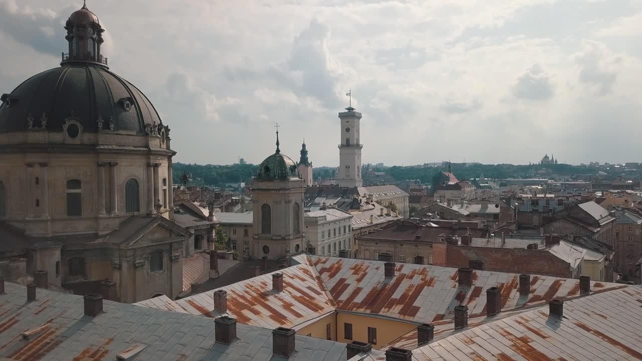 Vídeo aéreo de drone da cidade europeia de Lviv, Ucrânia. Praça Rynok, Câmara Municipal Central, Igreja Dominicana.
