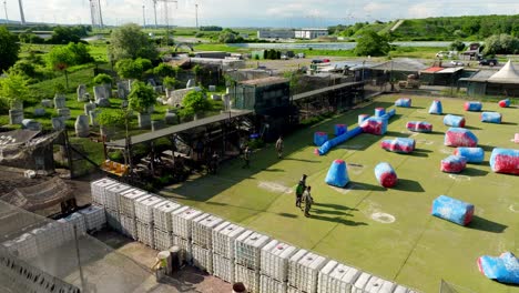 Jugadores-De-Paintball-En-Un-Parque-De-Paintball-Al-Aire-Libre-En-Austria