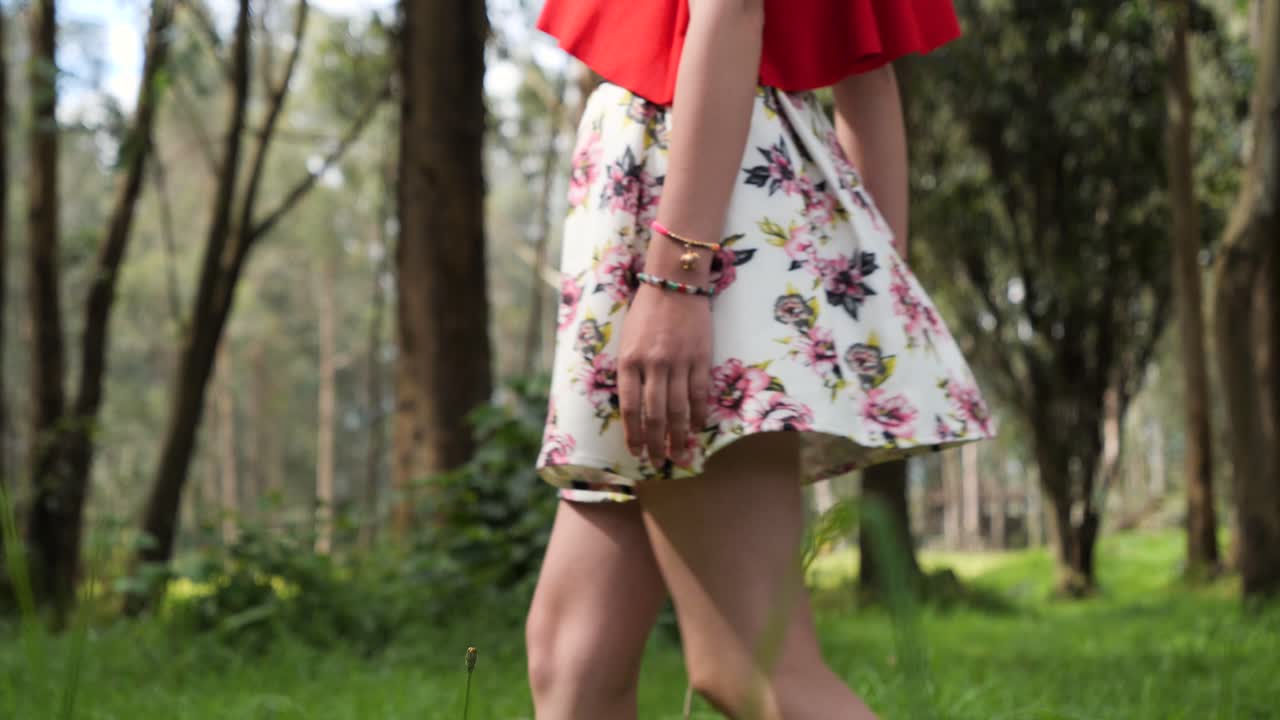 bastante joven vistiendo un hermoso vestido de patrones de flores