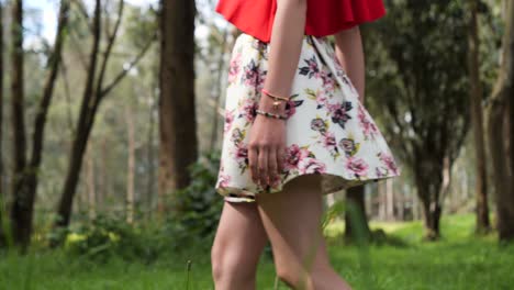 Hübsche-Junge-Frau,-Die-Ein-Schönes-Kleid-Mit-Blumenmustern-Trägt