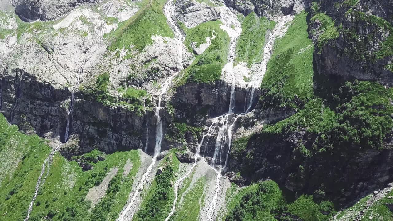 Cascate di Montagna in una Lussureggiante Valle Alpina