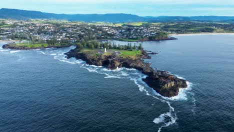 Drohnenansicht-Der-Landschaft-Aus-Der-Luft-Des-Leuchtturms-Blowhole-Der-Hauptstadt-Von-Kiama,-Wohngegend,-Vororte,-Ozean,-Felsige-Landzunge,-Küste,-Südküste,-Tourismus,-Reisen