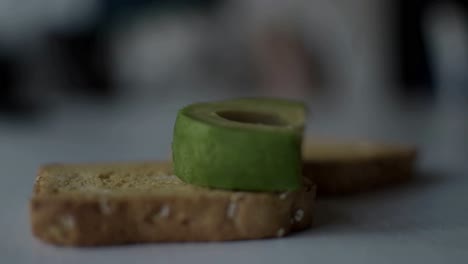 hacer una tostada de aguacate con rodajas grandes de aguacate