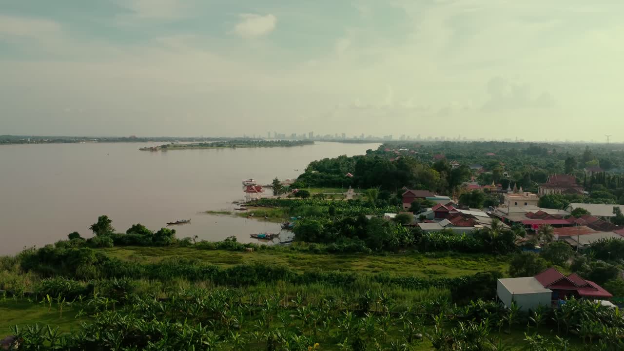 vista del avión no tripulado sobre el río mekong cerca de phnom penh, la isla tang en la distancia cercana y el horizonte de la ciudad más allá