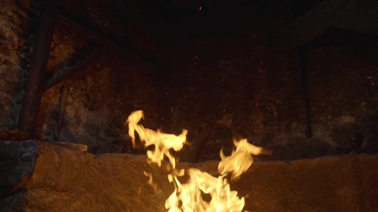 llama de fuego subiendo en una chimenea de piedra, cámara lenta