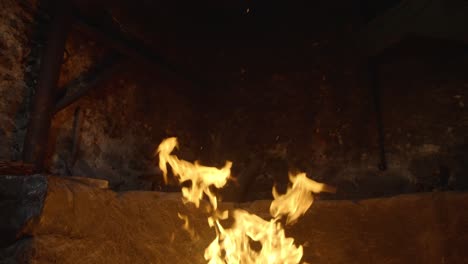 Llama-De-Fuego-Subiendo-En-Una-Chimenea-De-Piedra,-Cámara-Lenta