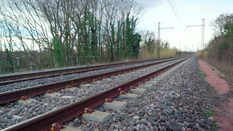 Empty-and-quiet-railroad,-no-train-passing-by-on-a-cloudy-day