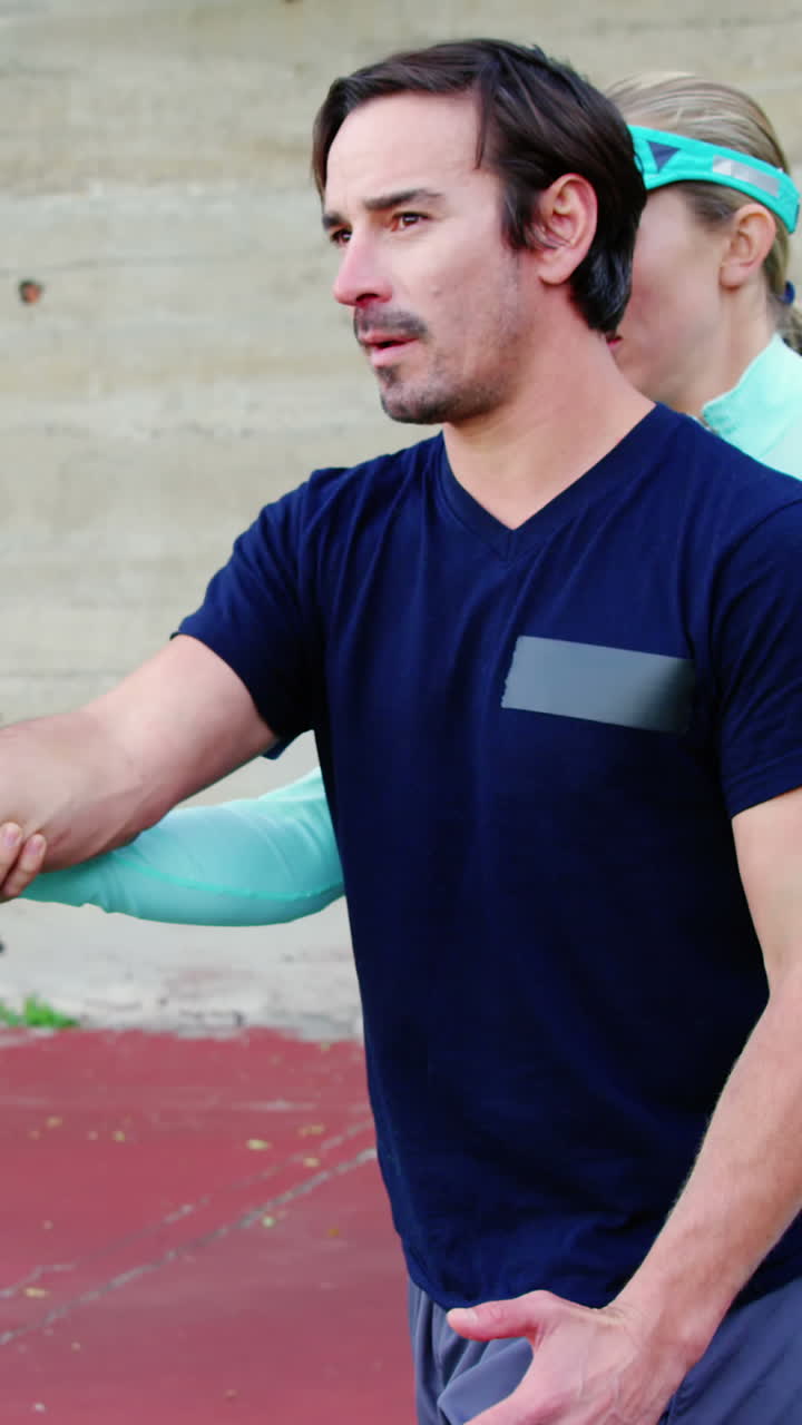 테니스 를 하는 사람 을 돕는 코치