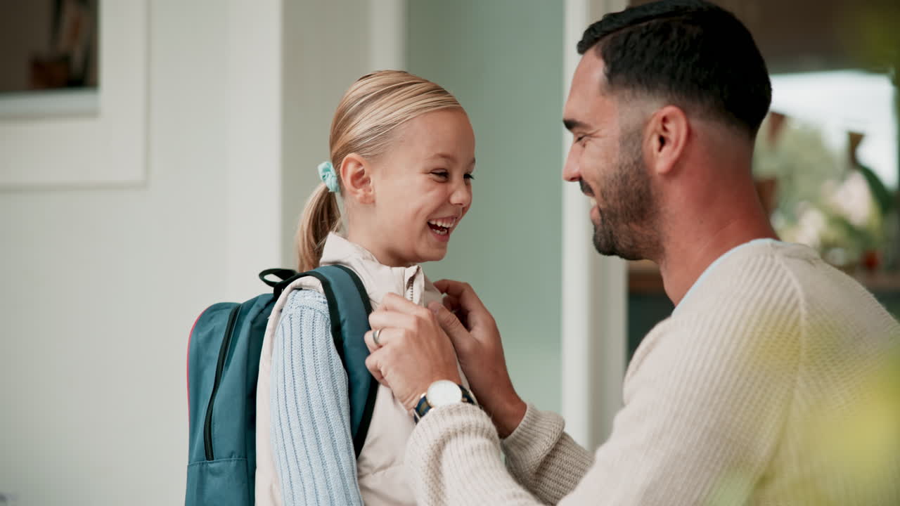 Padre, bambino e zaino per la scuola