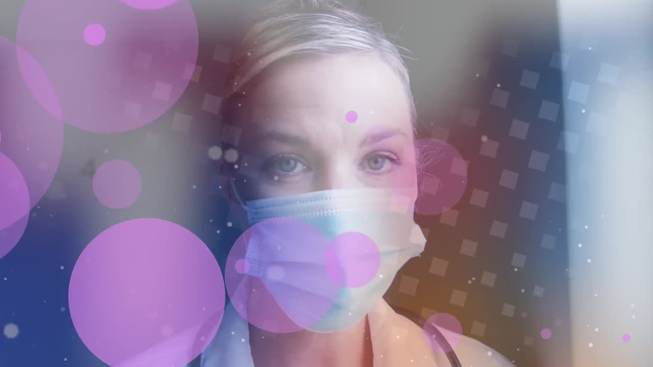 animación de formas sobre mujer caucásica con máscara facial