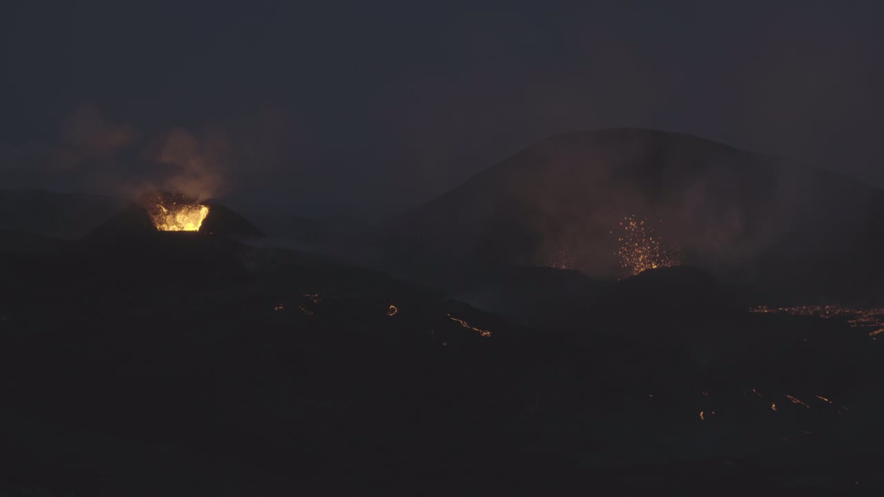 화산 폭발 크레이터가 어두워지면서 아이슬란드
