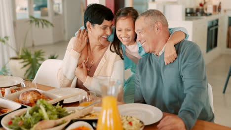 Cena-Familiar,-Niña-Abrazando-A-Los-Abuelos