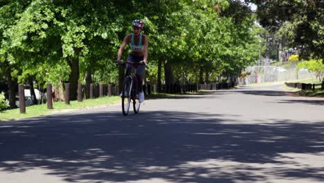 Mujer-En-Un-Paseo-En-Bicicleta-En-El-Parque