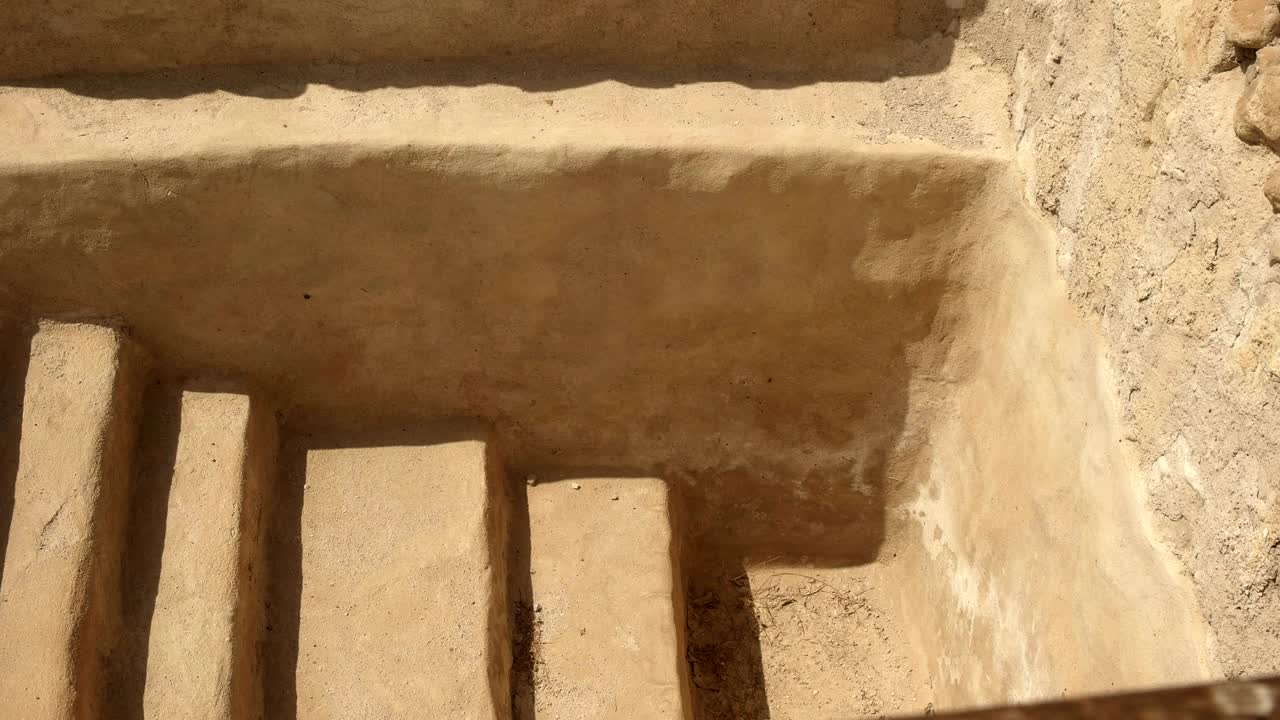 pan de las escaleras de un baño ritual en qumran, israel