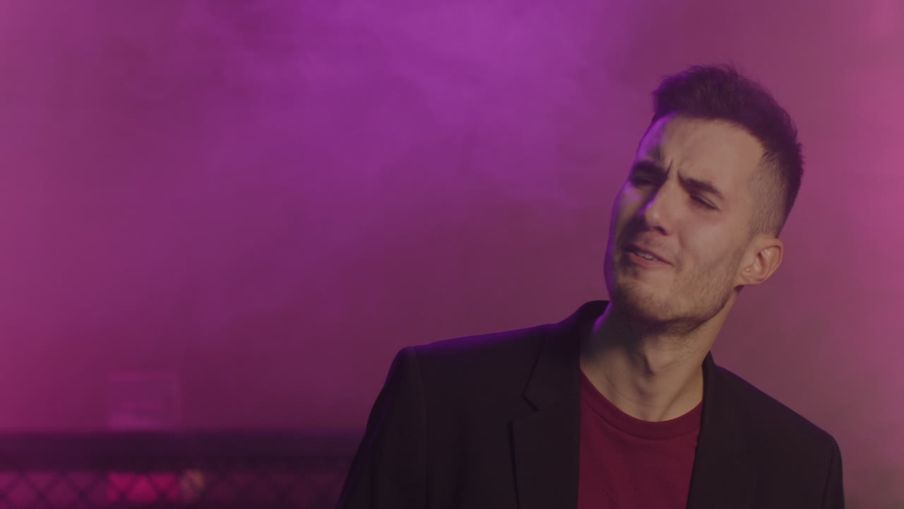 joven bebiendo cerveza y bailando en la discoteca 1