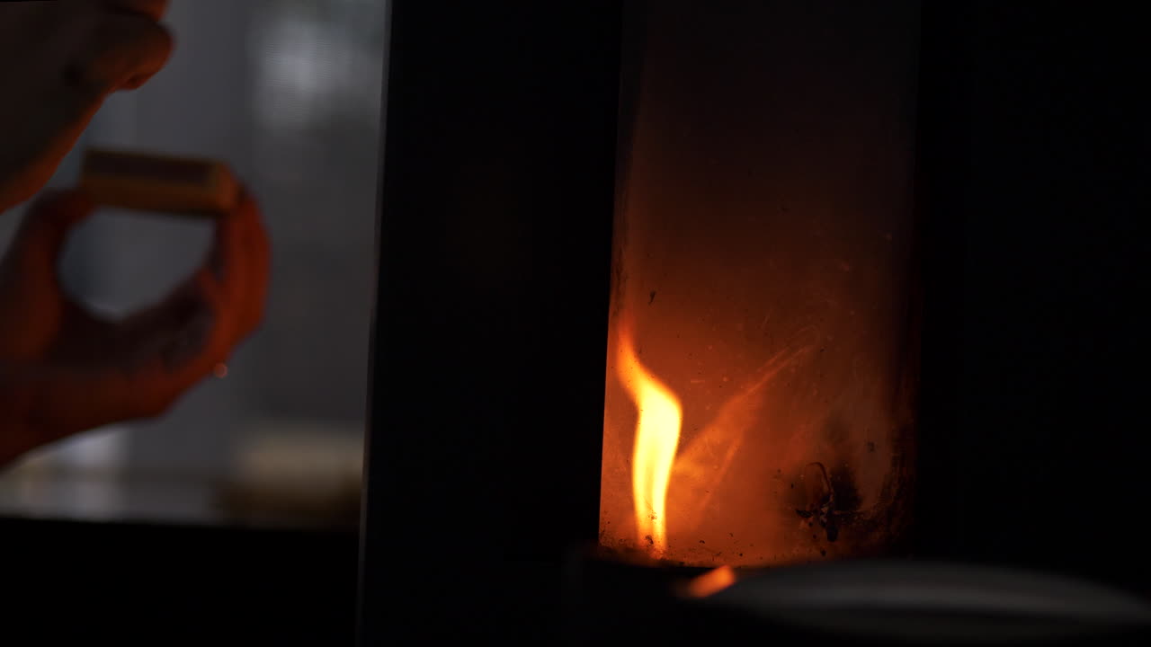 성냥으로 손에 불을 붙이다