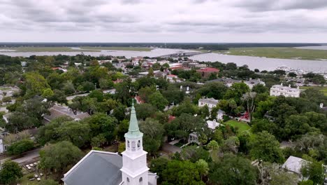 inclinación aérea desde la iglesia en beaufort sc, carolina del sur