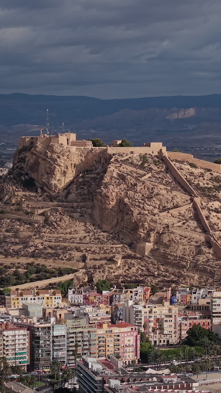Vista aerea del Castello di Santa Barbara sopra la città di Alicante sulla Costa Blanca in Spagna