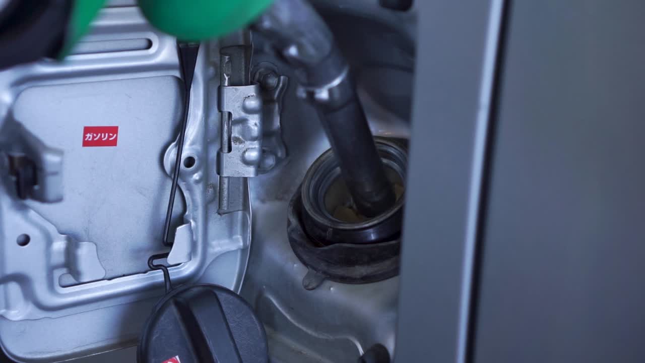 slowmo - 연료로 가스 탱크를 채우는 백인 남자