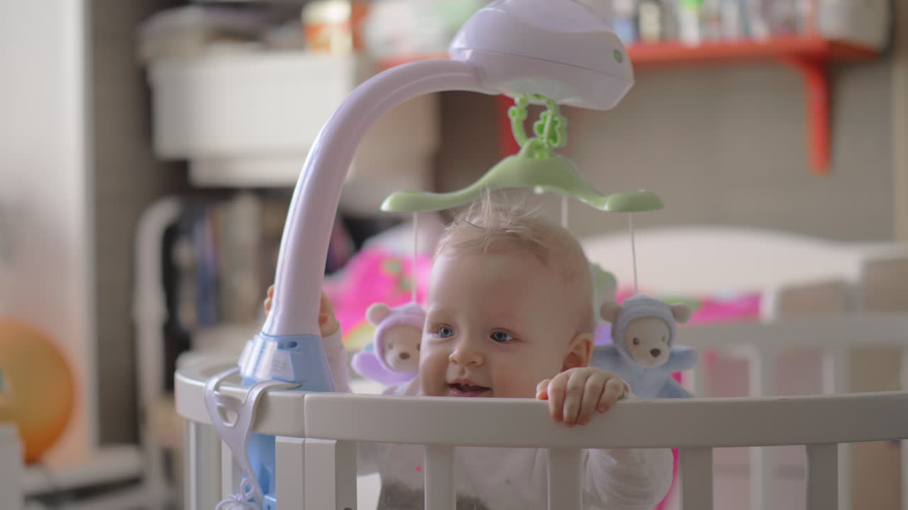 Bambina carina in una culla rotonda, primo piano 6