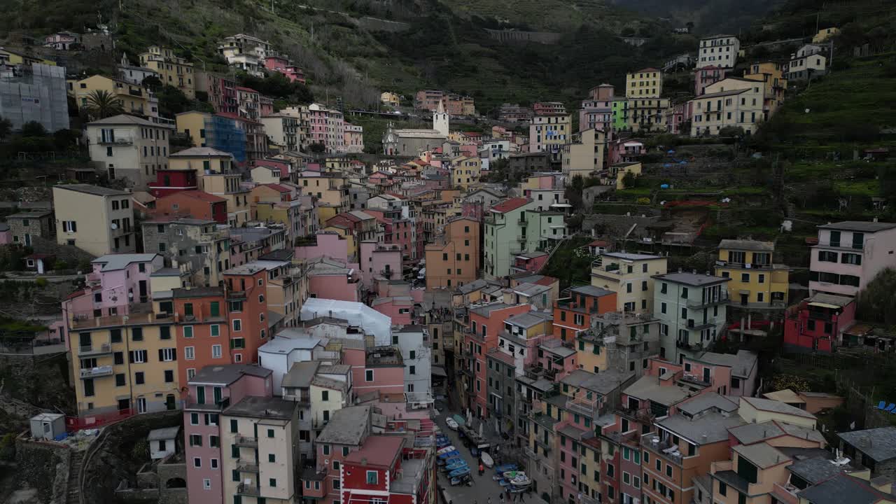 Riomaggiore, Cinque Terre, Italia, vista aerea di edifici colorati e densi del villaggio