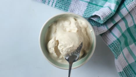 vista superior de la crema de leche en un recipiente en la mesa