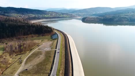 Cars-driving-along-the-lake