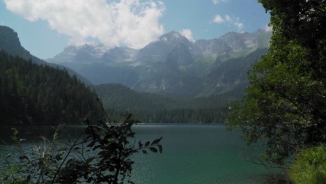 Cordillera-De-Los-Alpes-Detrás-Del-Lago-Di-Tovel-En-El-Norte-De-Italia