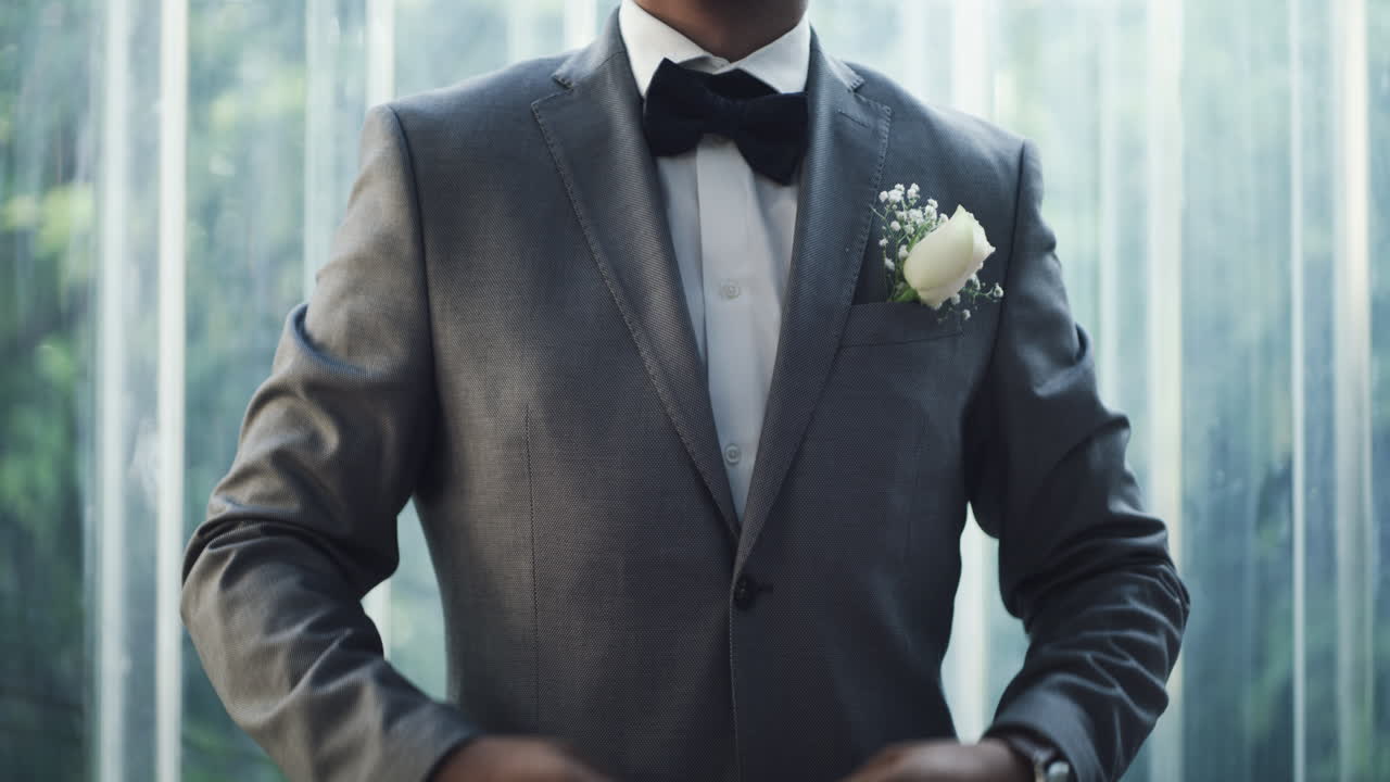 imágenes de 4k de un joven guapo vistiéndose