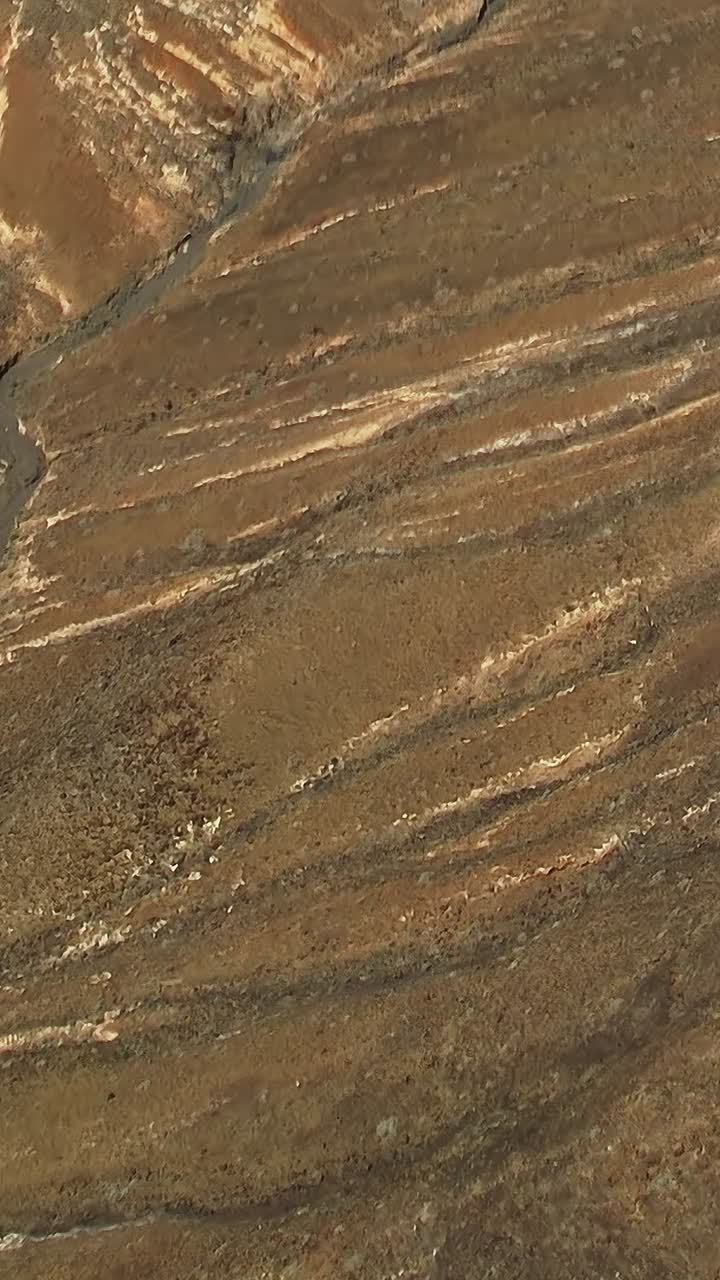 Paisaje desértico minimalista con colinas volcánicas
