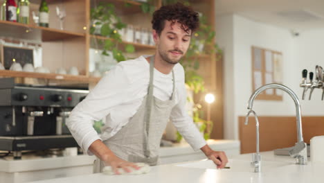 Man-in-coffee-shop,-barista-cleaning-countertop