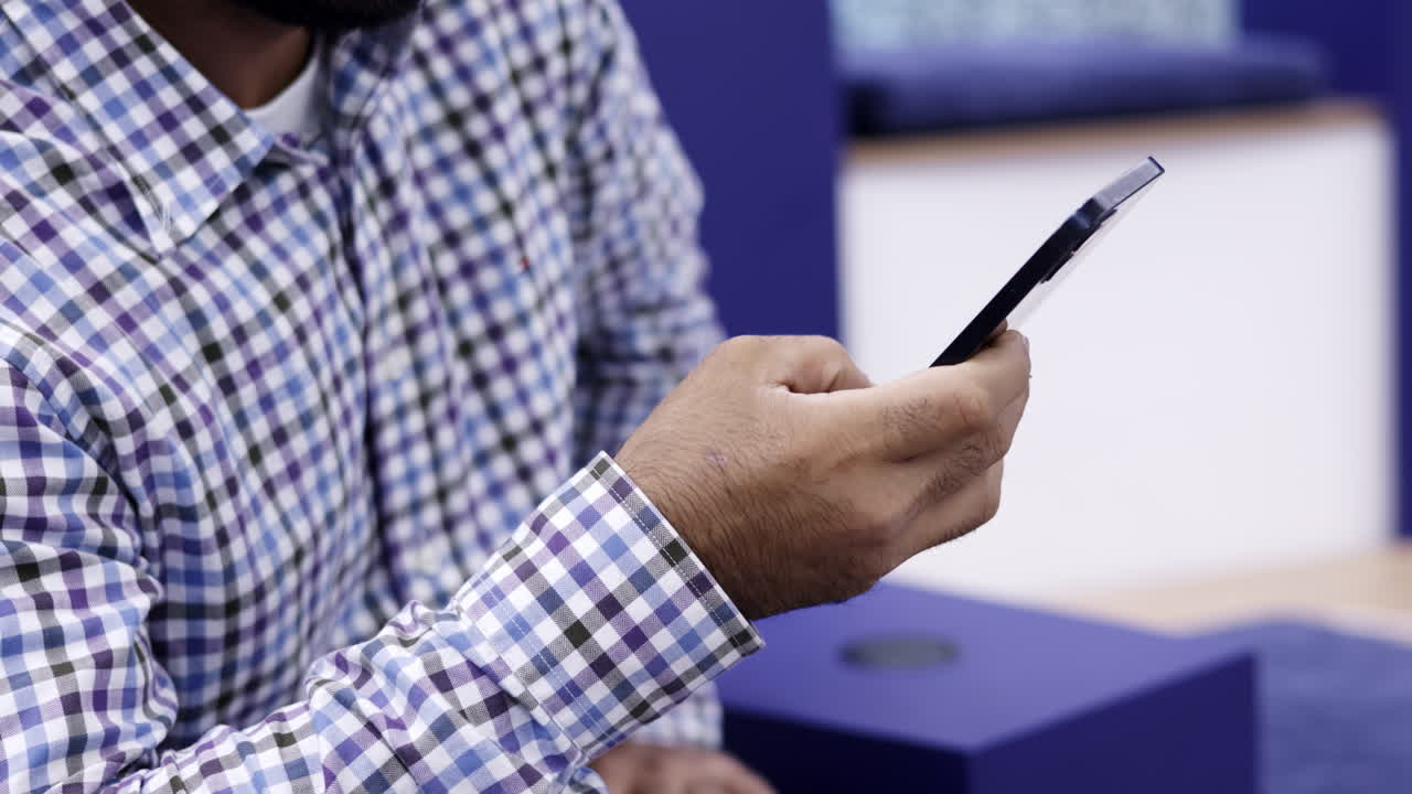 persona que utiliza un teléfono inteligente