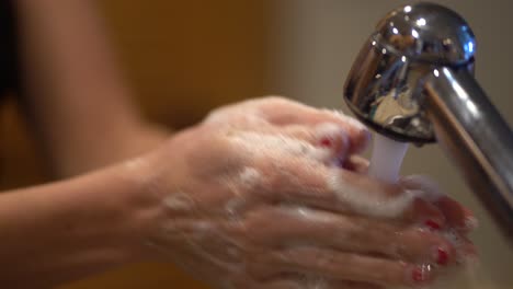 Weibliche-Waschen-Hände-Mit-Seife-Und-Wasser-Hautnah