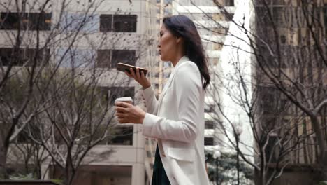 Mujer-Joven-En-Movimiento-En-La-Ciudad